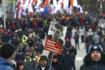 Tisíce ľudí si v Moskve pripomenuli výročie vraždy Borisa Nemcova