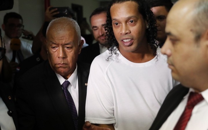 Ronaldinha opäť zatkli a obvinili v súvislosti s falšoným pasom