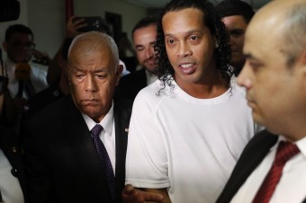 Ronaldinha opäť zatkli a obvinili v súvislosti s falšoným pasom