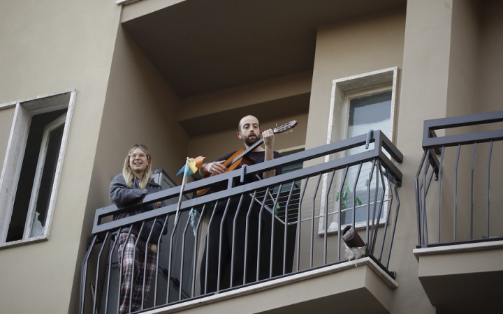 Taliani spievajú na balkónoch, aby sa vzájomne povzbudili (foto + video)