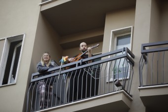 Taliani spievajú na balkónoch, aby sa vzájomne povzbudili (foto + video)