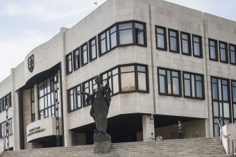 Odchádzajúci poslanci dostanú odstupné vo výške dvoch alebo troch platov