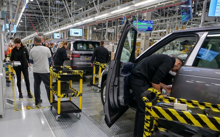 Jaguar Land Rover zatiaľ o prerušení výroby v Nitre neuvažuje