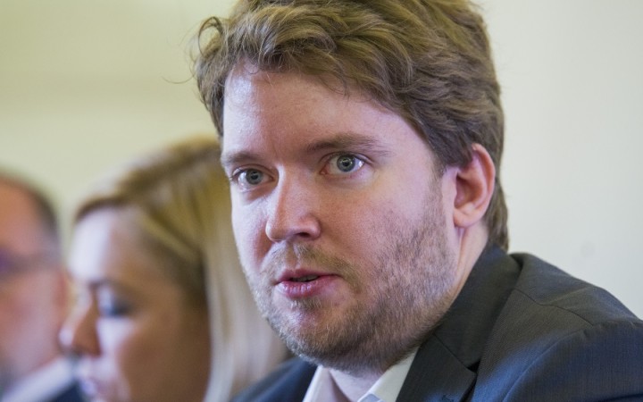 Vyplácanie dávok s asistenciou polície a armády je neľudské, kritizuje Ravasz