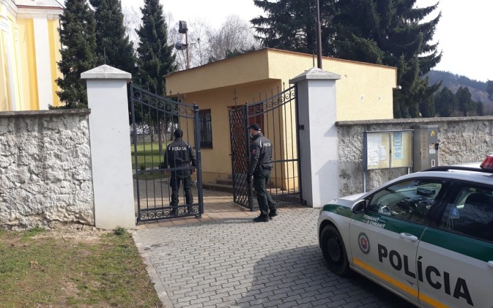 V ďalšom kostole bola napriek zákazu omša s veriacimi, prípad preveruje polícia