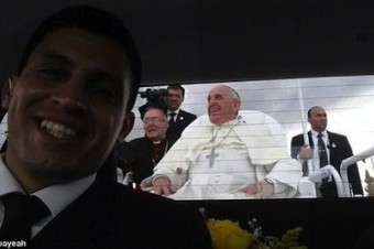 Vodičovi papamobilu sa podaril pekný kúsok. Selfie s pápežom obletela svet