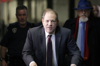  Prokuratúra vzniesla ďalšie obvinenie voči Weinsteinovi