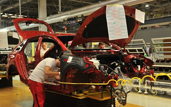 Volkswagen by mal od pondelka spustiť časť výroby, Kia na budúci týždeň zastaví