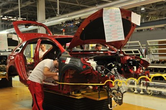 Volkswagen by mal od pondelka spustiť časť výroby, Kia na budúci týždeň zastaví
