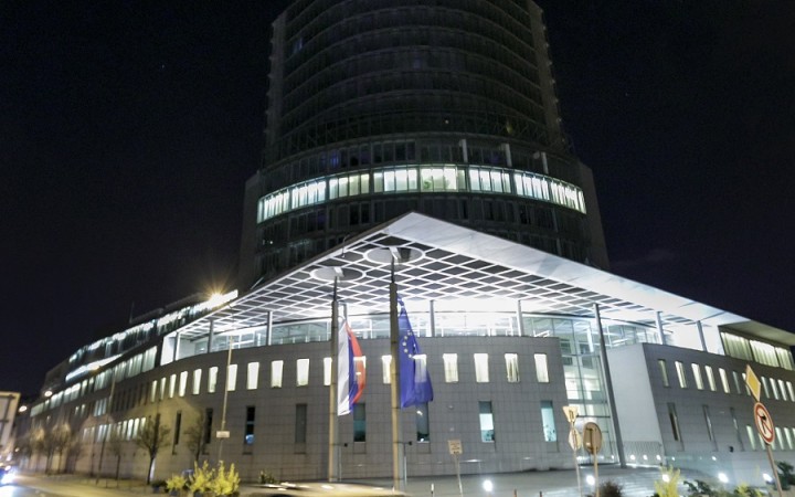 O odklad splátky v banke môže požiadať ktorýkoľvek dlžník