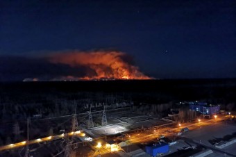 V okolí Černobyľu pokračujú v hasení ohnísk