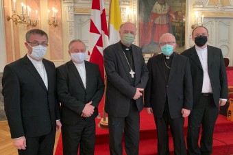 Česká biskupská konferencia si zvolila nové vedenie. Kardinál Duka na čele končí