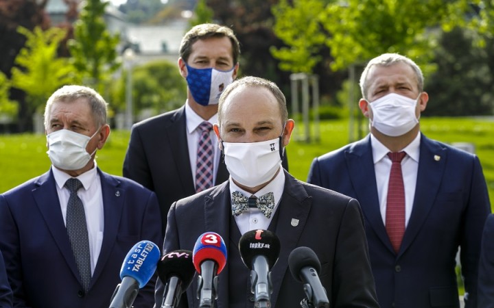 Baška a Majerský navrhujú monitorovanie repatriantov náramkom či cez mobil