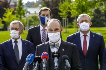 Baška a Majerský navrhujú monitorovanie repatriantov náramkom či cez mobil