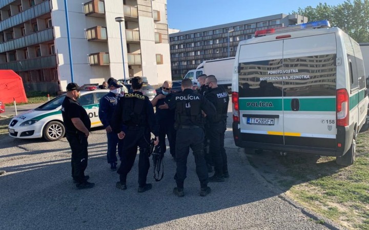 Detvancov v karanténe v Gabčíkove museli upokojiť policajti