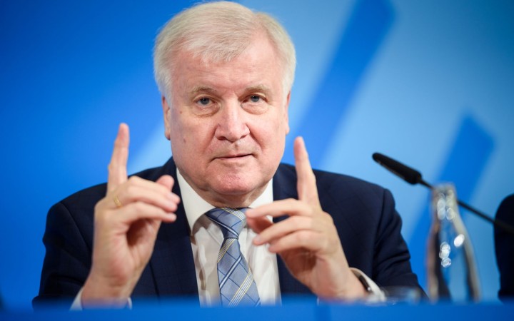 Nemecký minister vnútra Horst Seehofer ukončí svoju politickú kariéru
