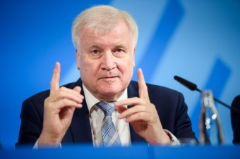 Nemecký minister vnútra Horst Seehofer ukončí svoju politickú kariéru