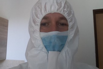 Rehoľníci vymenili habity za skafandre a pomáhajú v karanténnych centrách
