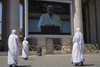 Veriaci sa prvýkrát zišli na Námestí svätého Petra na požehnanie pápeža
