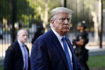 Trump je nevzdelaný a emocionálne poškodený, píše komentátor David Brooks