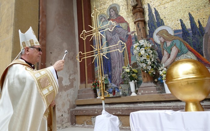 Zrenovovaný kríž vrátili na vrchol Katedrály Najsvätejšej Trojice v Žiline