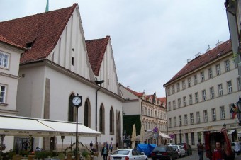 Nápis na kaplnke, kde kázal Hus, ukážu len slnečné lúče