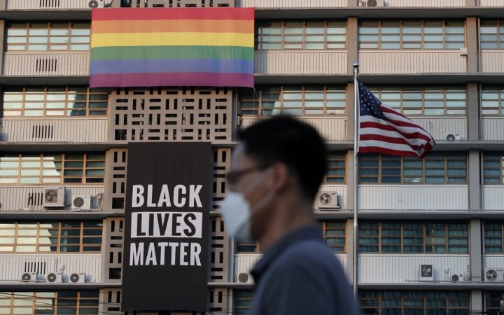 Ambasáda USA v Soule odstránila transparent Black Lives Matter aj dúhovú vlajku