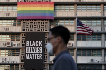 Ambasáda USA v Soule odstránila transparent Black Lives Matter aj dúhovú vlajku