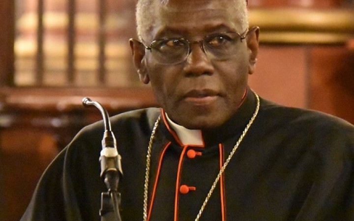 Kardinál Sarah: musíme napraviť nešváry v liturgii