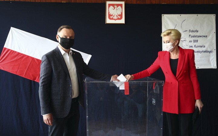 Duda má podľa exit pollu pred Trzaskowskim veľmi tesný náskok 