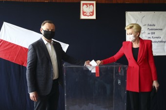 Duda má podľa exit pollu pred Trzaskowskim veľmi tesný náskok 