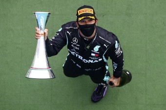 Hamilton vyhral VC Maďarska spôsobom štart-cieľ a je na čele šampionátu