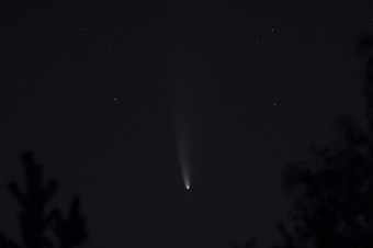 Kométa NEOWISE sa pohybuje opačne, prichádza raz za vyše 6000 rokov