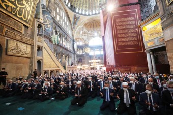 Obnovených moslimských modlitieb sa zúčastnil aj turecký prezident Erdogan