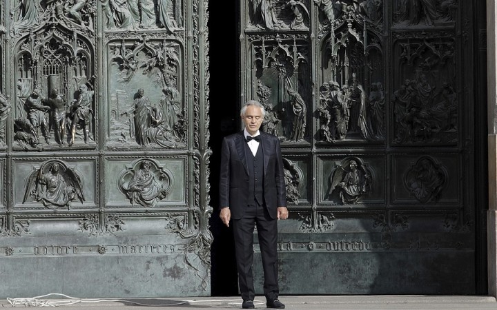 Bocelli vystúpil na Salviniho podujatí, bagatelizoval závažnosť pandémie
