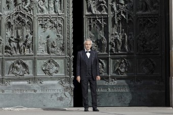 Bocelli vystúpil na Salviniho podujatí, bagatelizoval závažnosť pandémie