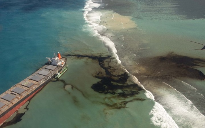 Japonský tanker sa pri koralovom útese rozlomil na dve polovice