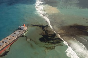 Japonský tanker sa pri koralovom útese rozlomil na dve polovice