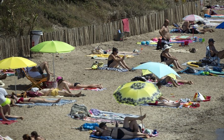 Francúzska vláda bráni slobodu slniť sa „hore bez“