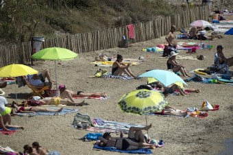 Francúzska vláda bráni slobodu slniť sa „hore bez“