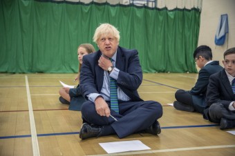 Boris Johnson tlačí na pílu, aby brexiterom ukázal, že to všetko malo zmysel