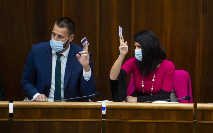 Poslanci robili obštrukcie, návrh na pomoc tehotným ženám presunuli na október