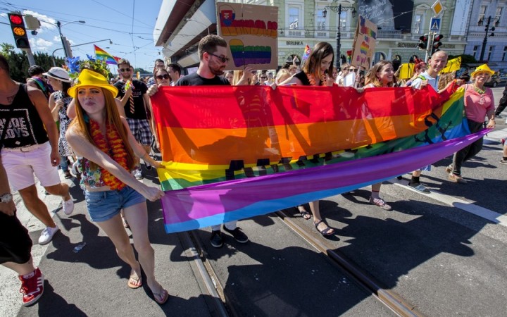 Dúhový Pride aj Hrdí na rodinu bez incidentov, SNS proti podpore pre pochod gayov