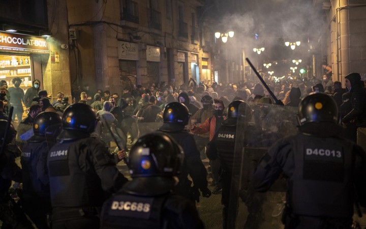 Polícia v Barcelone zasahovala proti ľuďom odmietajúcim opatrenia