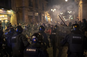 Polícia v Barcelone zasahovala proti ľuďom odmietajúcim opatrenia