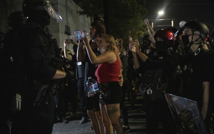 Na protestoch v povolebnú noc zatkli desiatky ľudí v New Yorku a Portlande