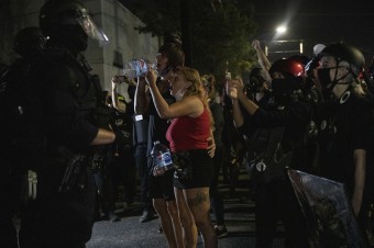 Na protestoch v povolebnú noc zatkli desiatky ľudí v New Yorku a Portlande
