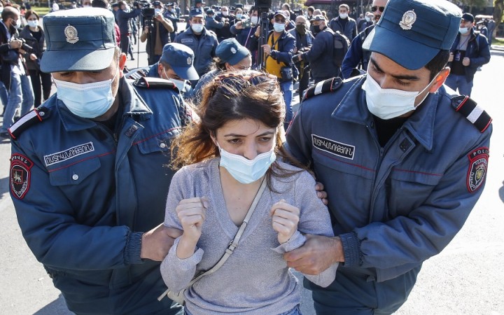 V Jerevane zadržali 130 účastníkov protestu proti dohode o Karabachu
