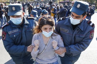 V Jerevane zadržali 130 účastníkov protestu proti dohode o Karabachu