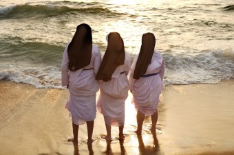 Nielen burkini. V Cannes zakázali na plážach aj rehoľné habity
